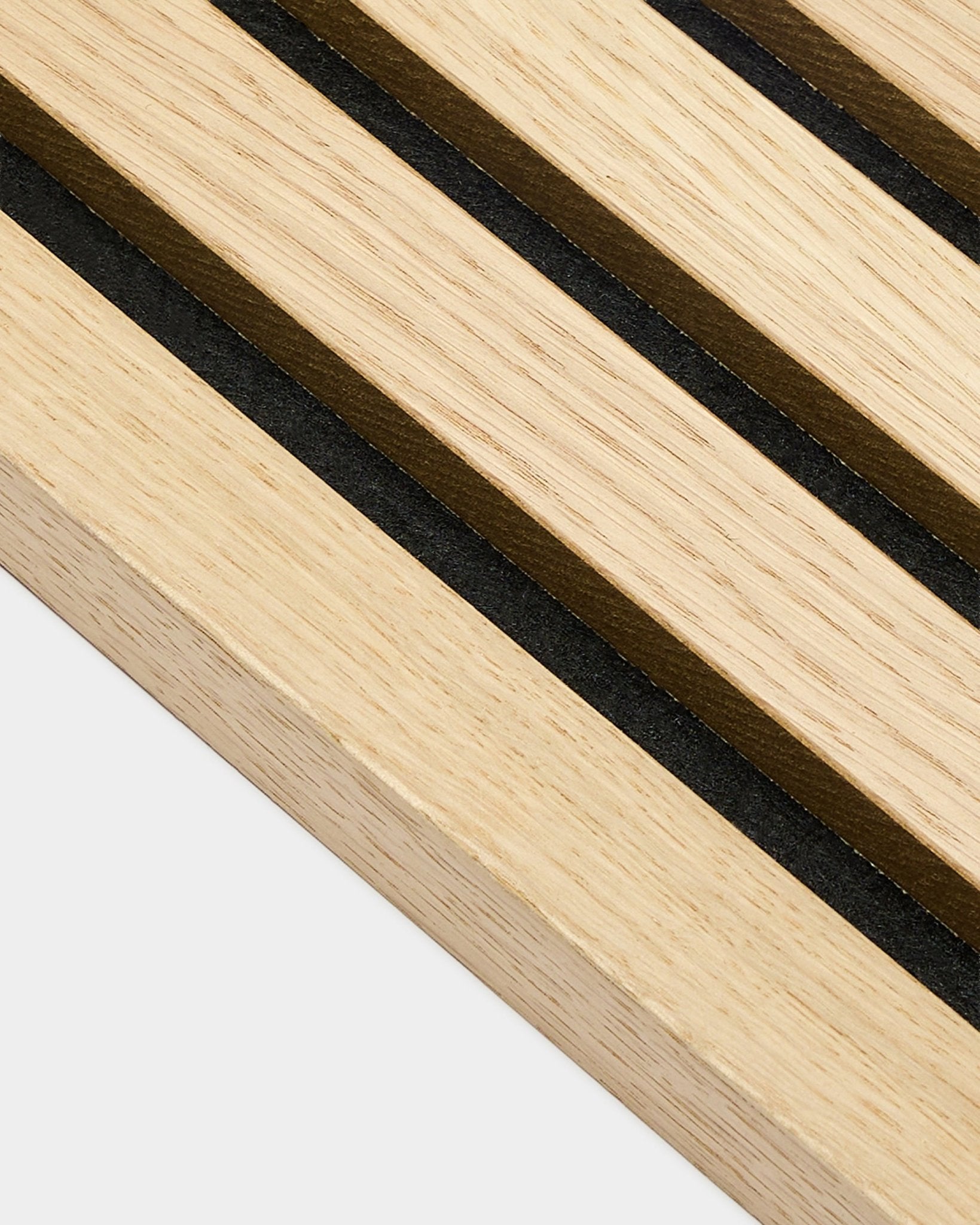 Närbild av WoodUpp Akupanel Classic Oak End Lamella, 2,2 cm tjock, som visar parallella black- och brown-ränder som är typiska för nordiska akustikpaneler.